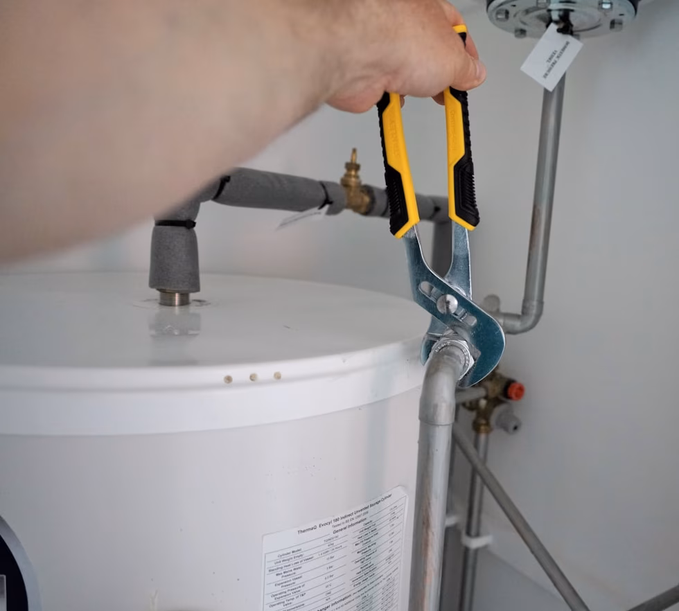 Kombi bağlantıları üzerinde çalışan teknik servis çalışanı